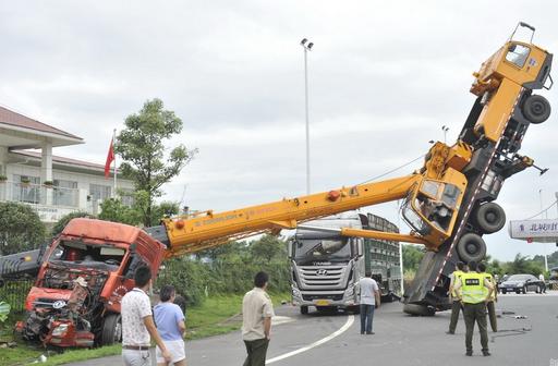 成都一吊车处理报废货车 自己被吊翻1.jpg