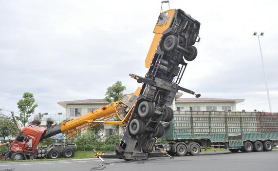 成都一吊车处理报废货车 自己被吊翻2.jpg