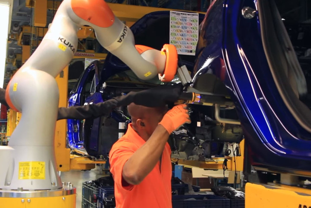 福特的新一代汽车制造机器人 还可以做按摩